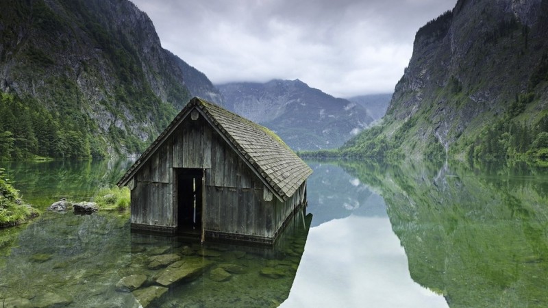 fishing-hut-lake-in-germany