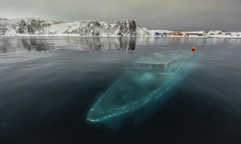 sunken-yacht-antartica
